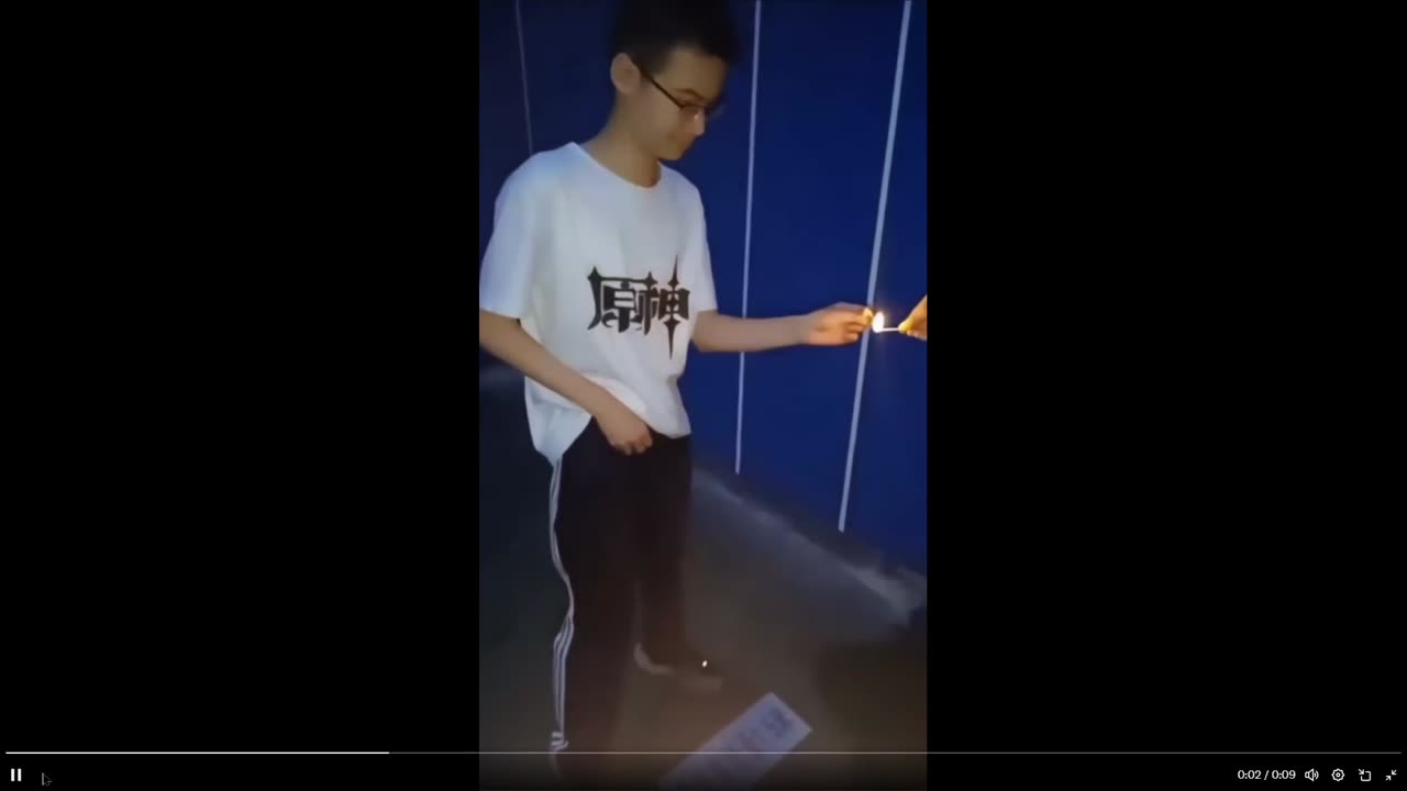 8 seconds of pure stupidity. This one has shit for brains, doubt he'll make it to 30