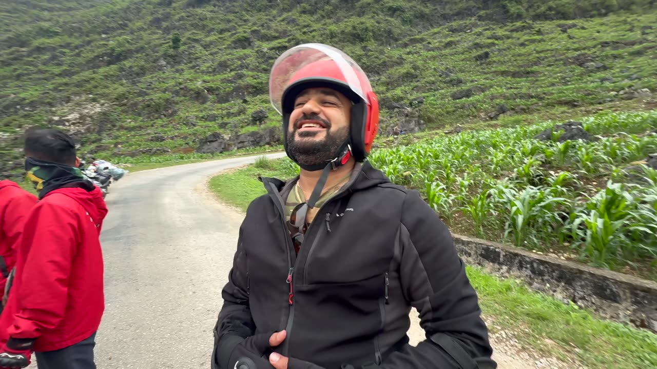 @samman.travel falls off his scooter on the Ha Giang Loop in Vietnam