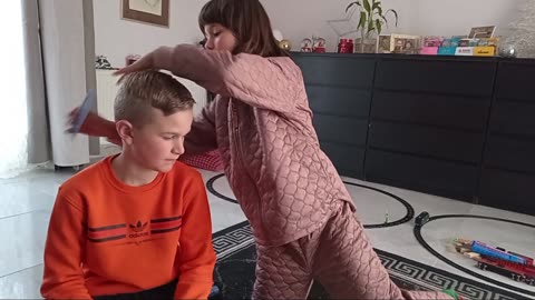 Playful Adventures with Sophie&Leon-Playing Beautysalon with the kids