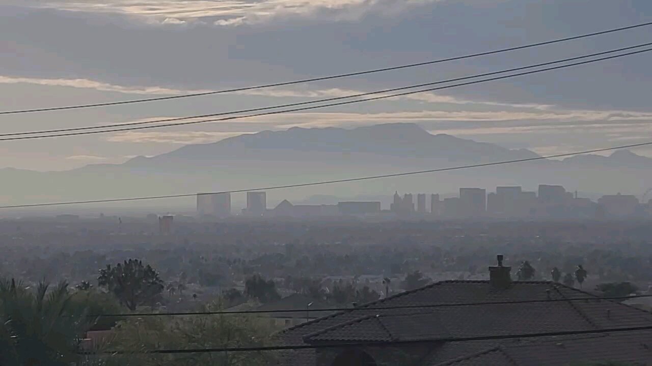 Can you believe the super smoggy skies over Las Vegas today? Check this out! #lasvegas #follow #fyp