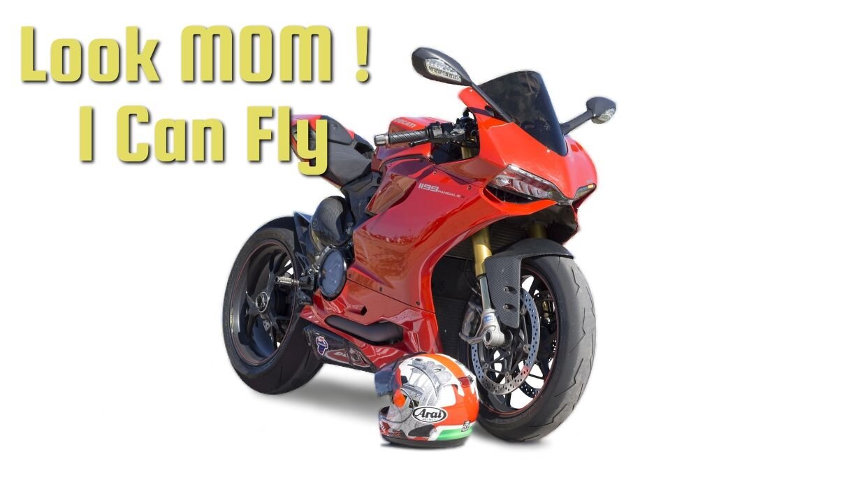 "Look Mom I Can FLY" Ducati Panigale V4s FlyBy