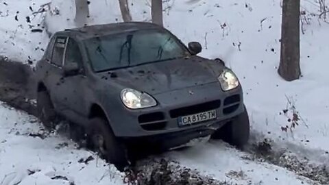 Porsche Cayenne 4.5S on 35s in snowy off-road conditions 💪 🎅💪