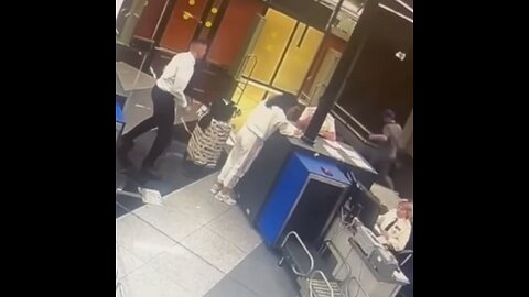 Intenta ingresar a Rusia con 110.000 dólares sin declarar