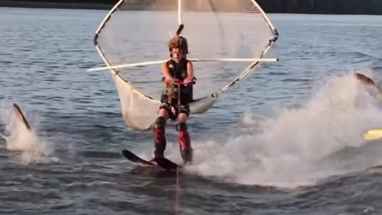 🎣🏄‍♂️ Watch This Guy Catch Fish While Waterskiing! | FeedMyCuriosity