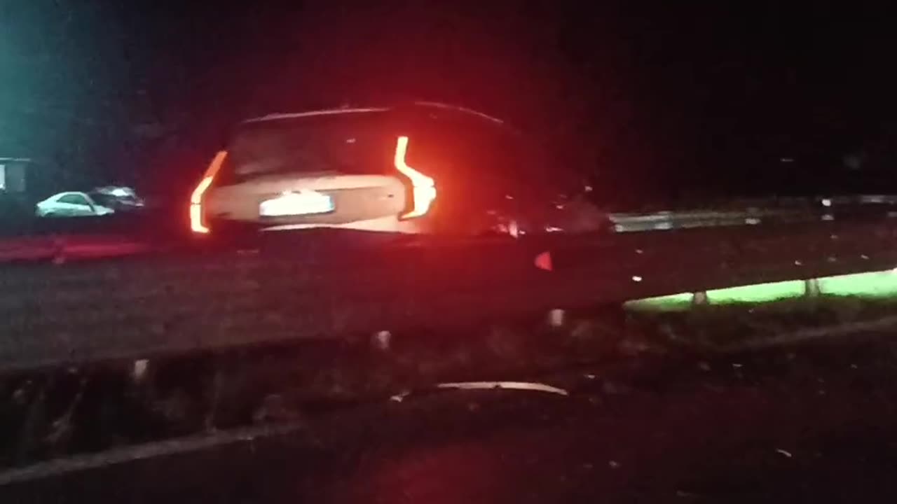 Fier, 2 automjete përfshihen në aksident tek "Pushimi i Shoferit"