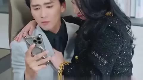 Người chồng ngạc nhiên khi thấy vợ mặc áo luật sư đến