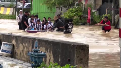 Floods force thousands to evacuate in Malaysia