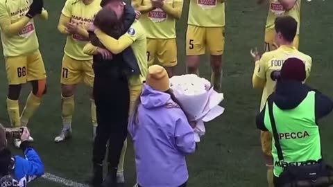 Football player proposed to his girlfriend during the match 😳😂