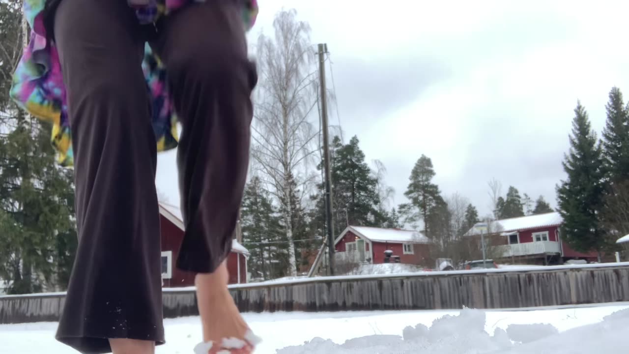 It’s another barefoot vid ❄️