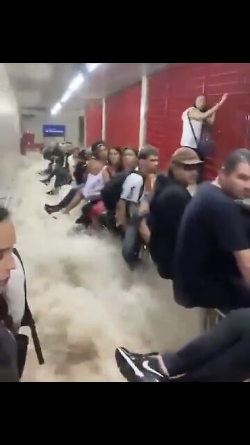 HEAVY RAINS BRING MASSIVE FLOODING🇧🇷☔️💦🚉📸TO BRAZIL CAPITAL🌊🚇🛗💫