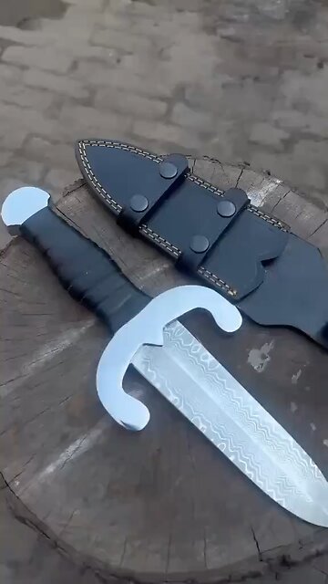 Damascus steel hunter dagger knife
