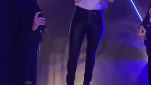 Erika mentre si trucca con pozione lacrimale