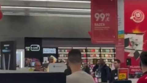 Africano parte Tv's, Pc's, Tlm e outros bens com um martelo, causando um prejuízo de 43 mil euros.