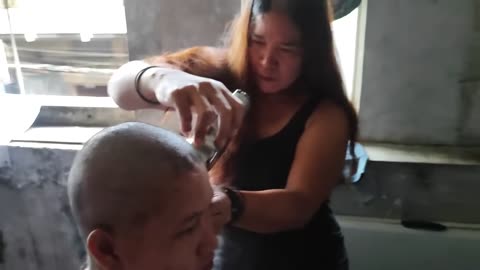 4 girls head shaving each other