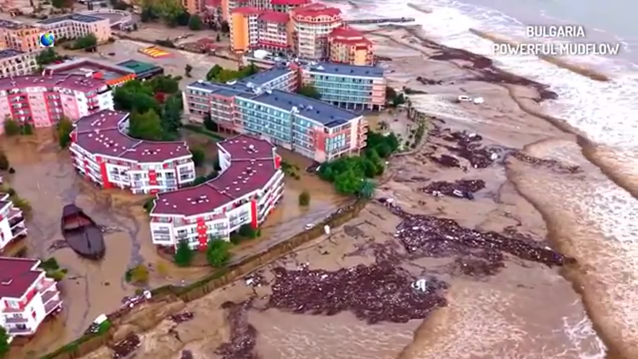 Une coulée de boue puissante en Bulgarie emporte une station balnéaire dans la mer Noire
