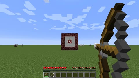 Minecraft Shooting the target with a bow and arrow