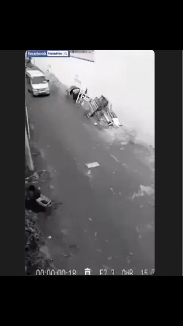 Two men try to grab a small child - But then they get their buts kicked by...Super Mom!😳👏👍