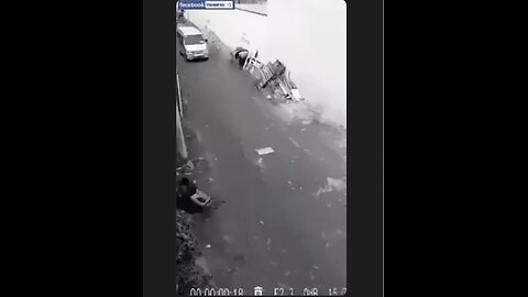 Two men try to grab a small child - But then they get their buts kicked by...Super Mom!😳👏👍