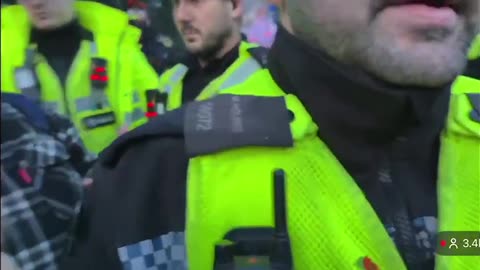 British police have arrested @AyAudits_c4n as he did his citizen journalism at a migrant