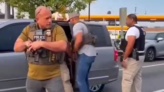 ICE Agents Grab Man in Hyattsville, Maryland 🚨 Screams in English & Spanish!