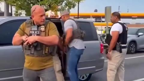 ICE Agents Grab Man in Hyattsville, Maryland 🚨 Screams in English & Spanish!