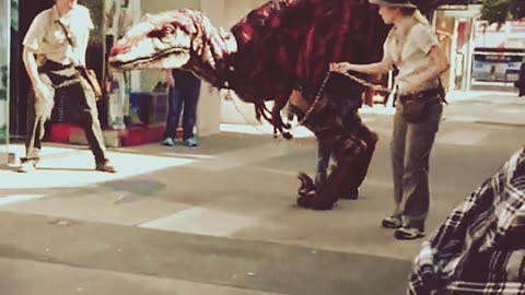 Dinosaur 🦖 on the street!