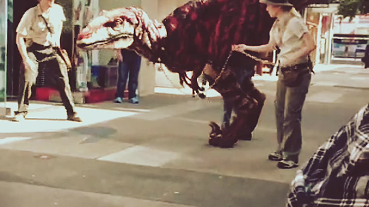 Dinosaur 🦖 on the street!