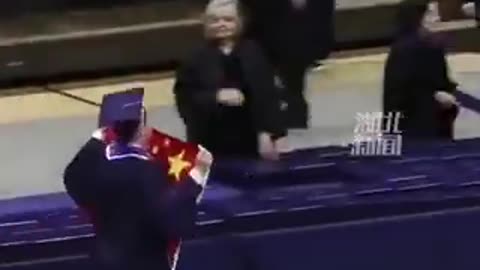 米国の大学の卒業式で、中国国旗をふる中国人
