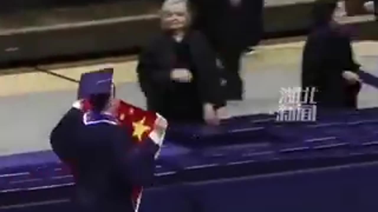 米国の大学の卒業式で、中国国旗をふる中国人