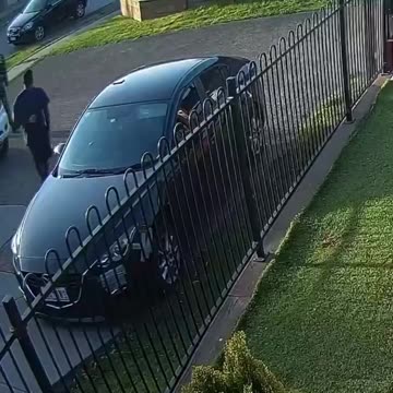 Aussie Cop Gets Stabbed