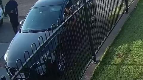 Aussie Cop Gets Stabbed