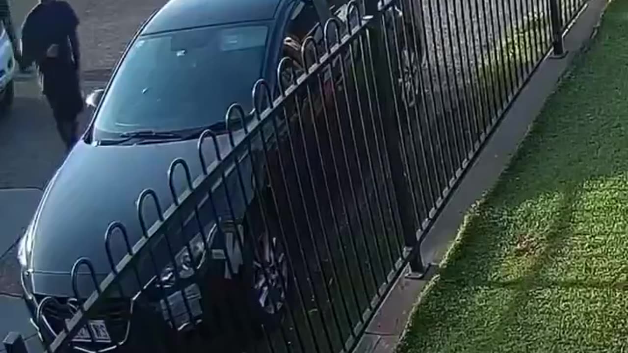 Aussie Cop Gets Stabbed