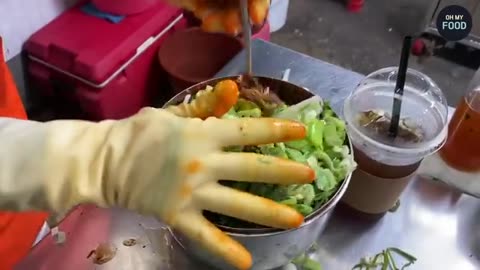 Selling Noodles in an Unbelievable Place… Yet Lines Form the Moment She Opens | Korean Street Food