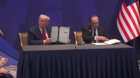 . @POTUS signs a historic trade deal with Malaysian Prime Minister @anwaribrahim 🇺🇸🇲🇾