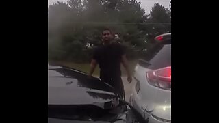 "Lo hice a propósito": conductor choca contra un coche de policía