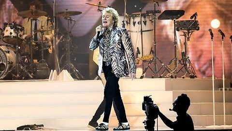 Rod Stewart booed by fans after displaying support for Ukraine