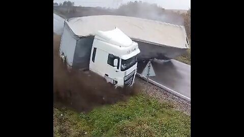 Colisión entre un camión y una furgoneta deja 2 muertos