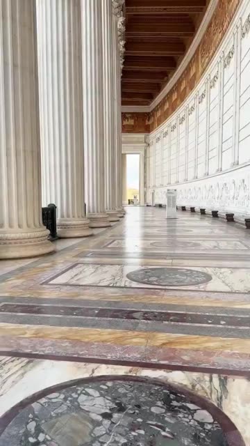 UN BUON CONFRONTO TRA QUESTA STRUTTURA COLOSSALE E GLI EDIFICI SQUALLIDI CHE COSTRUIAMO OGGI