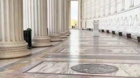 UN BUON CONFRONTO TRA QUESTA STRUTTURA COLOSSALE E GLI EDIFICI SQUALLIDI CHE COSTRUIAMO OGGI