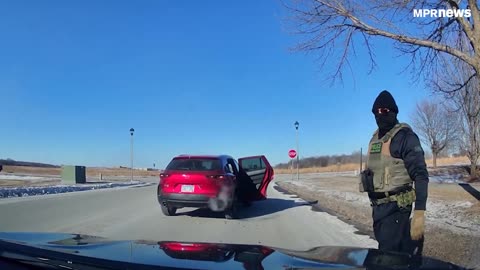 Một nhà hoạt động chống ICE đã bị lực lượng DHS lôi ra khỏi xe và bị bắt giữ