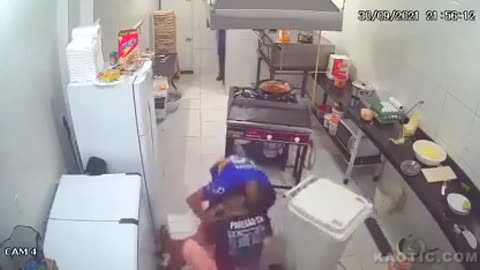 Robber enter the wrong kitchen
