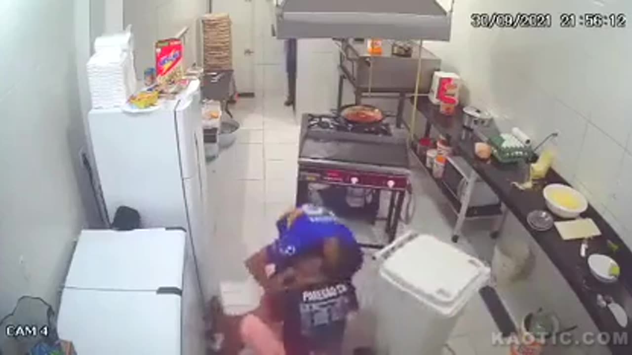 Robber enter the wrong kitchen