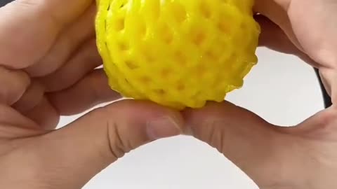 Use fruit net to make a model fruit. Let‘s play with the children