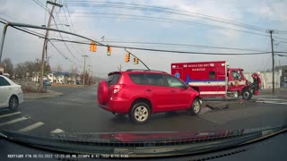[USA] [NY] Stupid driver crashes into a fire truck with lights and si...