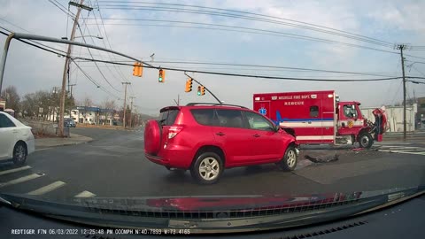 [USA] [NY] Stupid driver crashes into a fire truck with lights and si...
