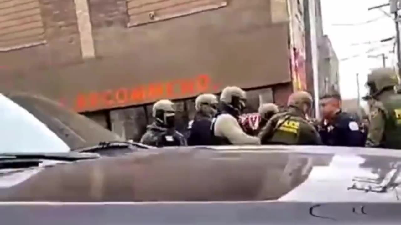 More video of the Little Village mob. DHS agents have finally headed out leaving the whistling