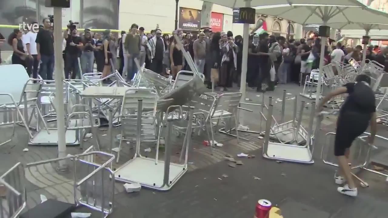 Pro Palestine protest smashes windows in Barcelona