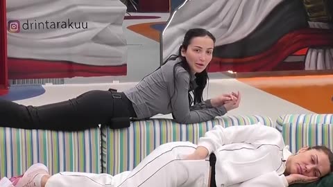 Gresa e godet pas në vithe Xhenetën - kjo e fundit "dyshon" se ajo është lesbike