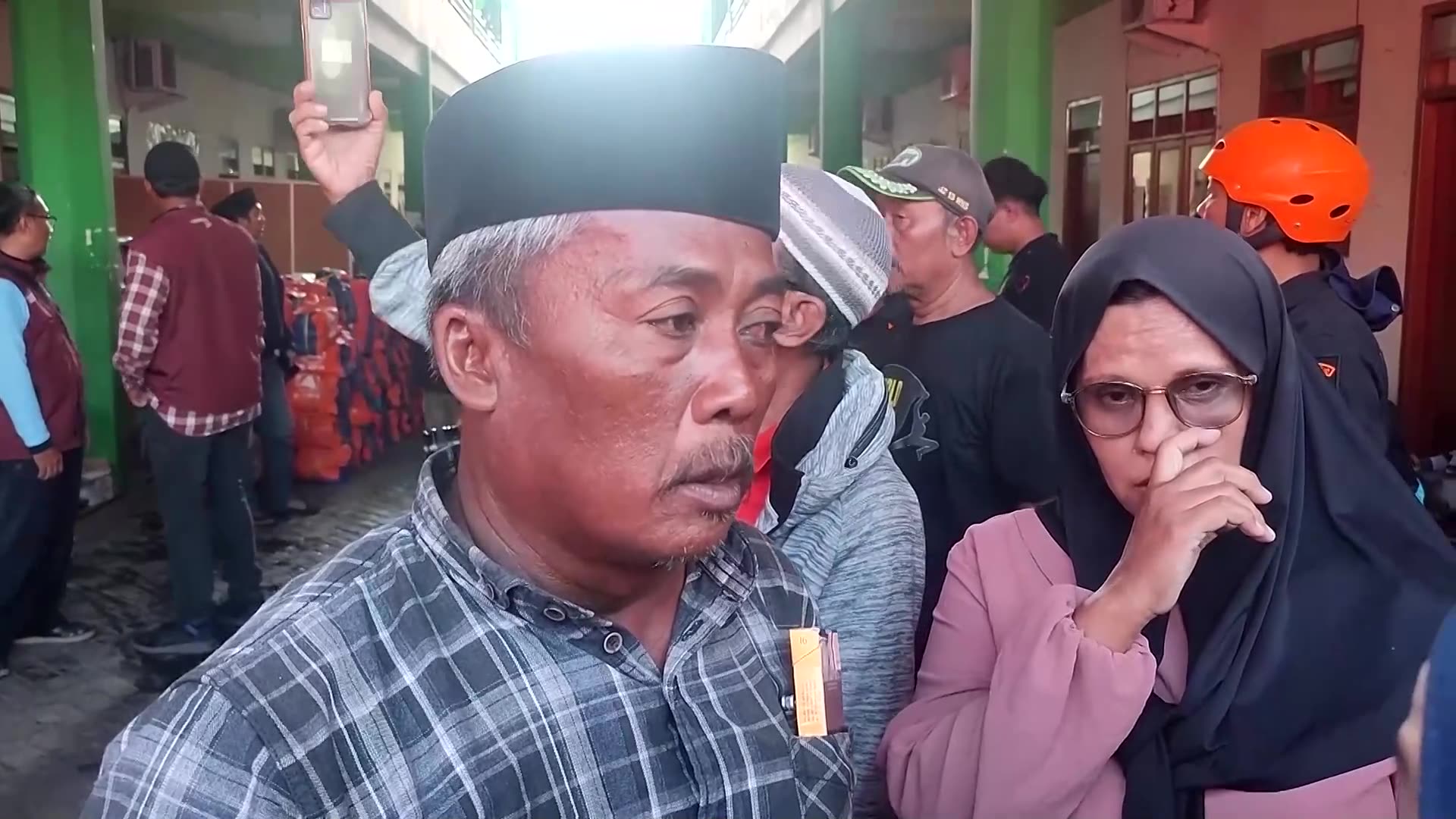 Parents wait as search continues at collapsed Indonesian school