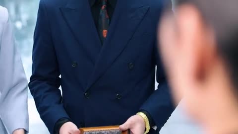 人到中年走上巅峰路 在男人最苦的中年郁郁不得志却被告知是千万富翁反转来的太快不知道怎么花了….#人到中年走上巅峰路 #短剧推荐 #如果有钱是一种错 #突然有钱了该怎么办 #人到中年